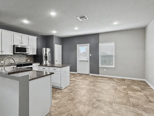 Foto del edificio - Spacious 4-Bedroom w/ Loft - Far West San Antonio
