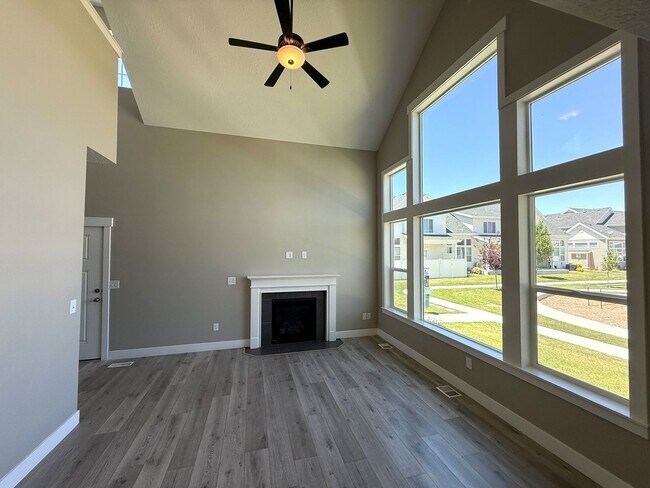 Foto del edificio - Available Now! Modern Townhome with Unfinished Basement & Washer/Dryer Included