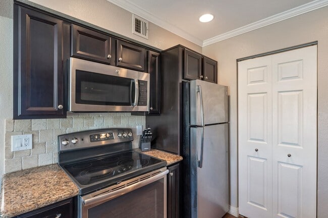 Building Photo - Move-In Ready 1-Bedroom in Scenic Fountain...