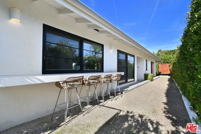 Foto del edificio - 2145 Linda Flora Dr