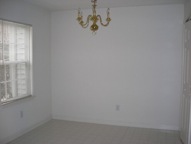 Building Photo - 131 Springwood Ln