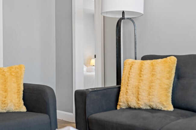 Photo du bâtiment - 2 Bedroom, 1 Bathroom newly renovated unit...