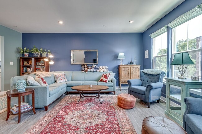 Building Photo - Modern 3 BR Townhome in Village of Towne Square Includes Trash, Cable/internet and Landscaping!