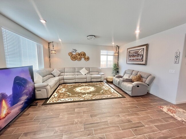 Building Photo - Stunning 5-bedroom, 3-bathroom residence with Solar!