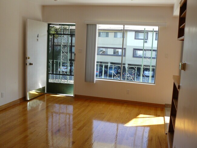 ENTRADA - 15529 Moorpark St