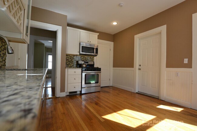 Foto del edificio - 23 Brooksdale Rd