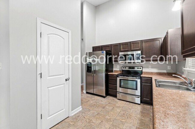 Building Photo - Spacious 3-Bedroom Home on a Quiet Cul-de-...