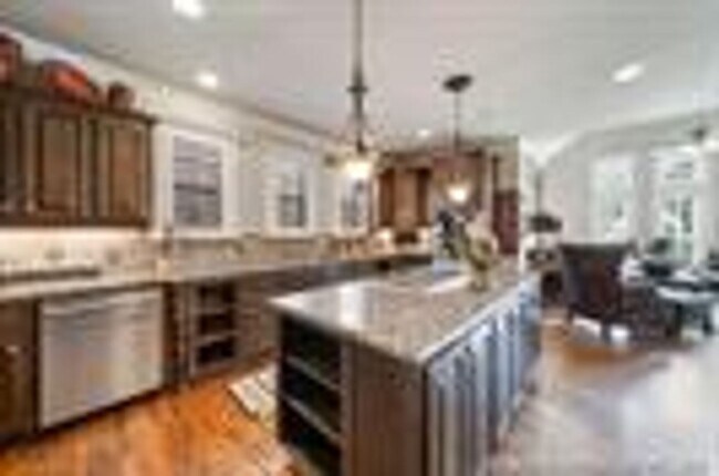 Foto del edificio - Welcome home to this beautifully custom bu...