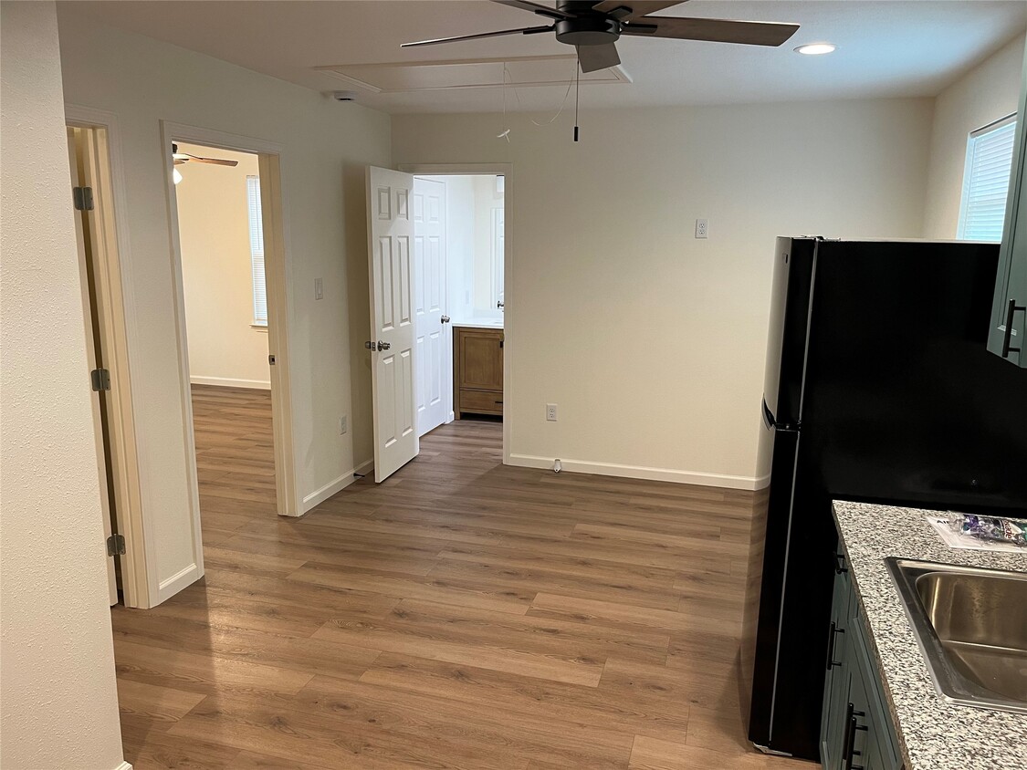 Building Photo - 535 Plymouth St