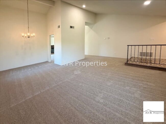 Foto del edificio - Gorgeous backyard with new carpets and paint