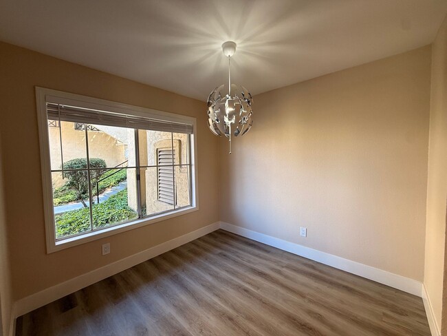 Foto del edificio - Bright 2BR/2BA Condo with Reserved Parking...