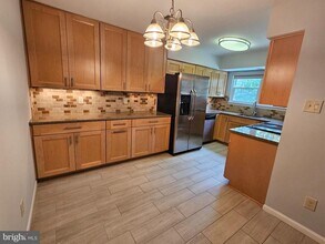 Building Photo - 12109 Greenway Ct