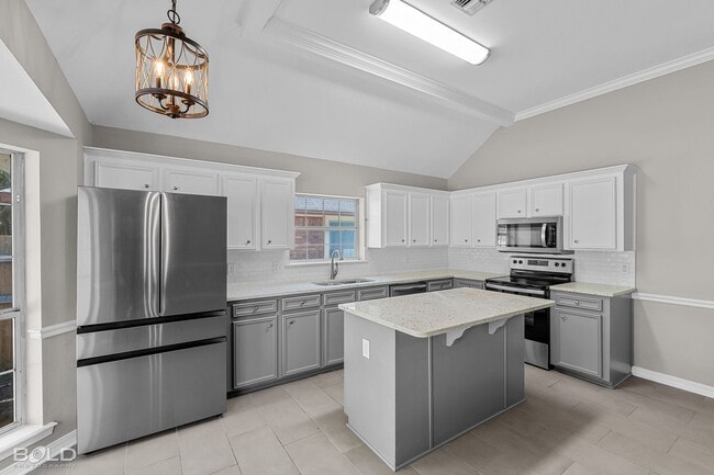 Building Photo - Check Out this 4 bed 2 bath