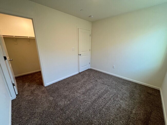 Foto del edificio - Beautiful home available now in Visalia Ca!