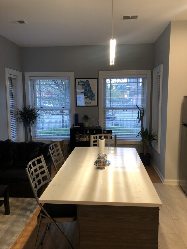 Foto del edificio - 4334 N Sheridan Rd