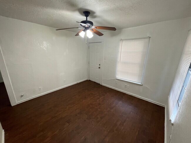 Building Photo - 3204 Hinton Blvd