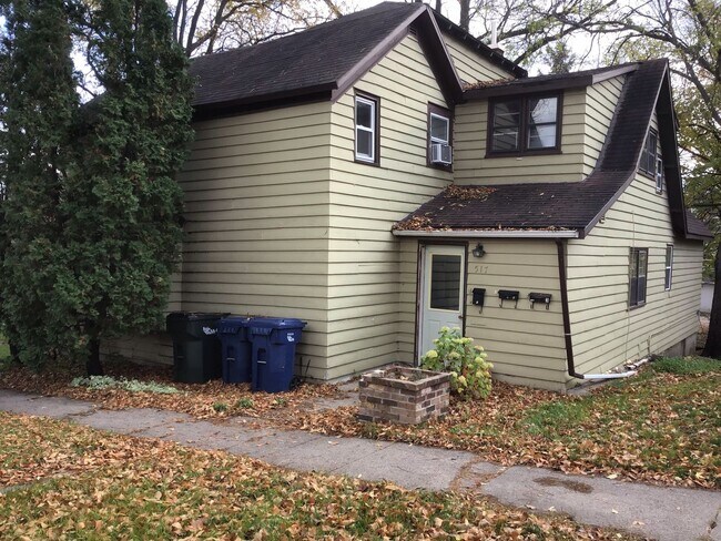 Building Photo - Cozy Upper Level 1 Bedroom Apartment Avail...