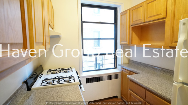 Building Photo - 2685 Creston Ave