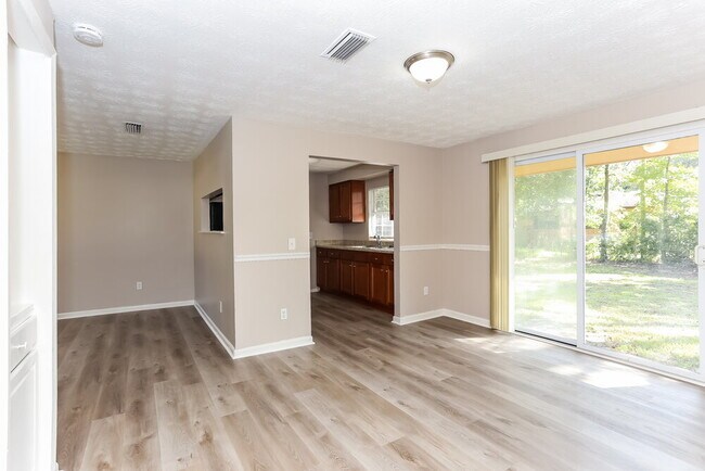 Foto del edificio - 7594 Raborn Ln