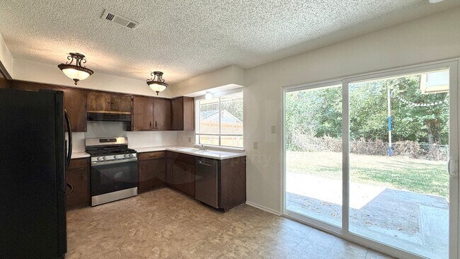 Building Photo - 10105 Oak Hollow Dr