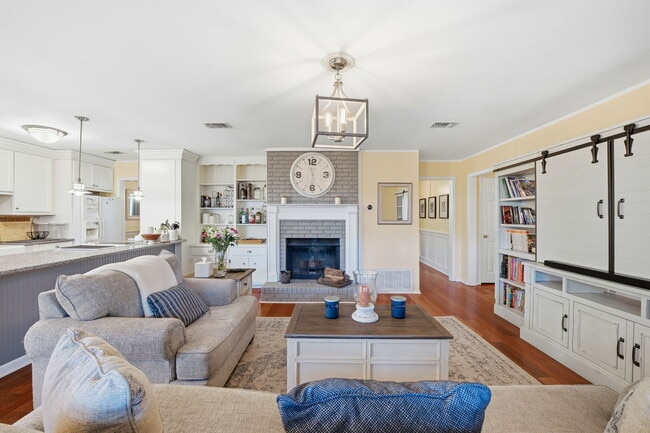 Building Photo - 7477 Baywoods Ln