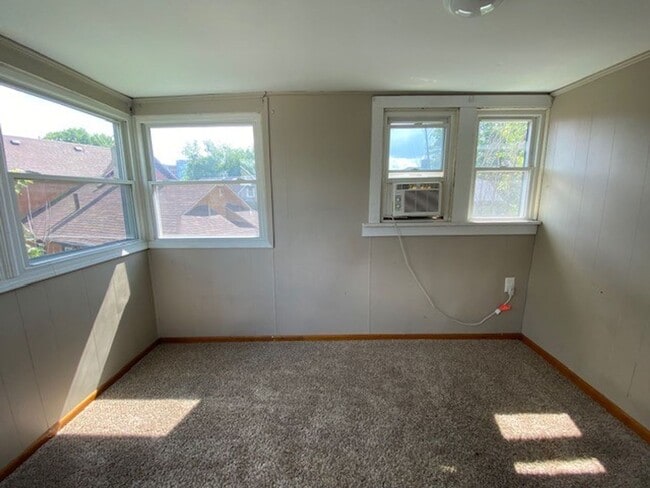 Building Photo - 421 Allyn St