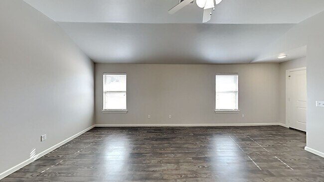 Building Photo - 2 Bedroom 2 Bathroom 2 Car Garage Duplex C...