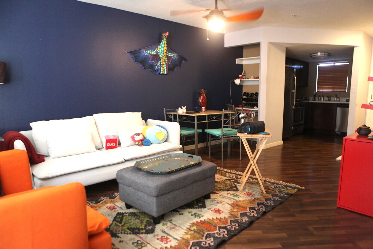 Sala de estar: Alquilable con o sin muebles - 707 W 4th St