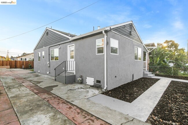 Building Photo - 1022 103rd Ave