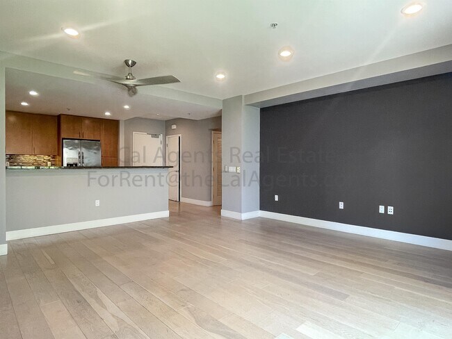 Foto del edificio - 438 W Grand Ave