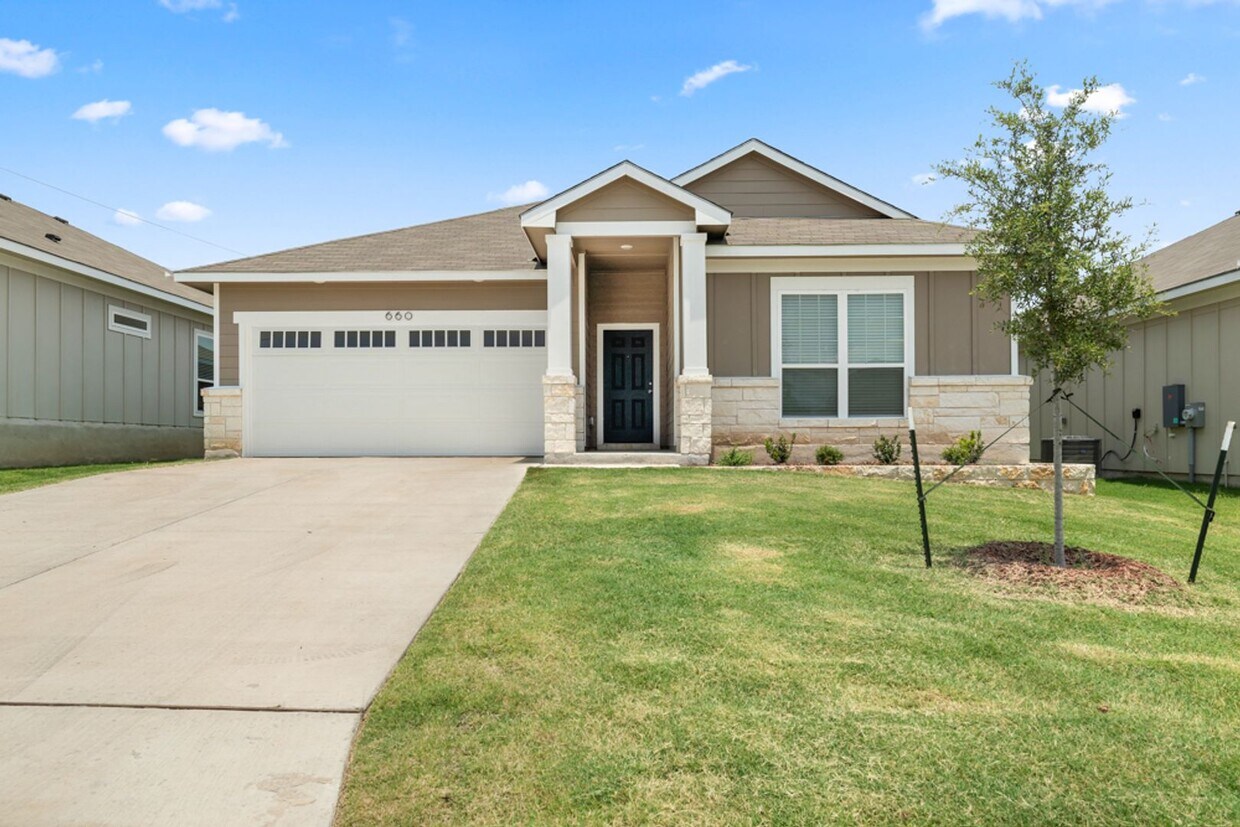 Foto principal - 4 Bedroom Home in Troy ISD!