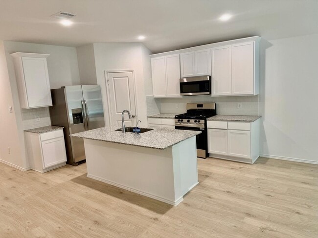 Building Photo - 4922 Oakwood Dr