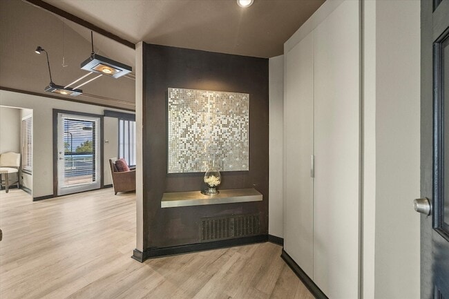 Building Photo - 560 Yacht Club Dr