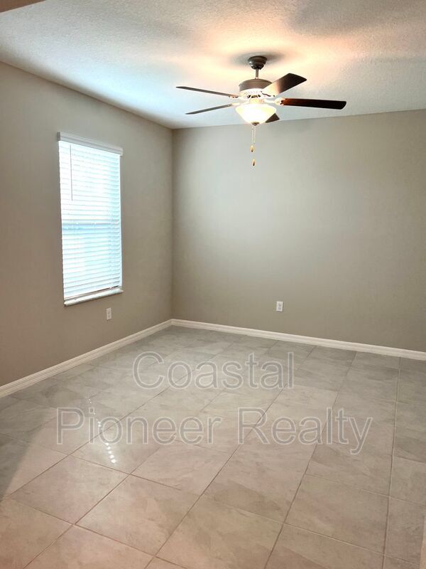 Foto del edificio - 16695 Parker River St