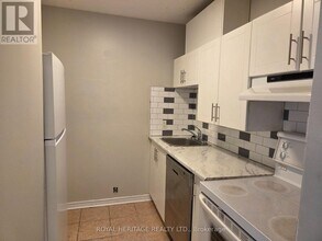 Building Photo - 8800-8800 Willoughby Dr