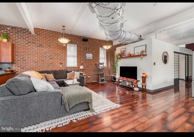 Building Photo - 18 E Sunbury St