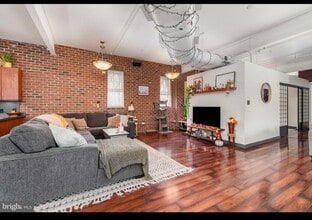 Building Photo - 18 E Sunbury St