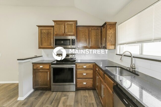 Building Photo - 4 Bedroom Pet-Friendly Home in Midwest City, OK with Main Street Renewal