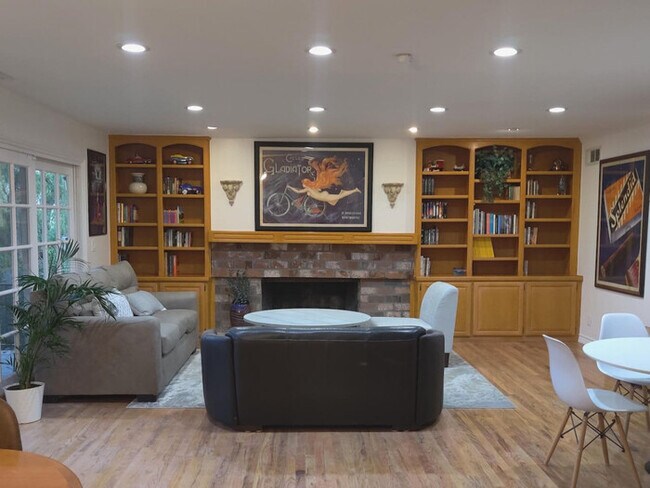 Building Photo - Skyhill Pool, Gym, Game Room Walk to Unive...