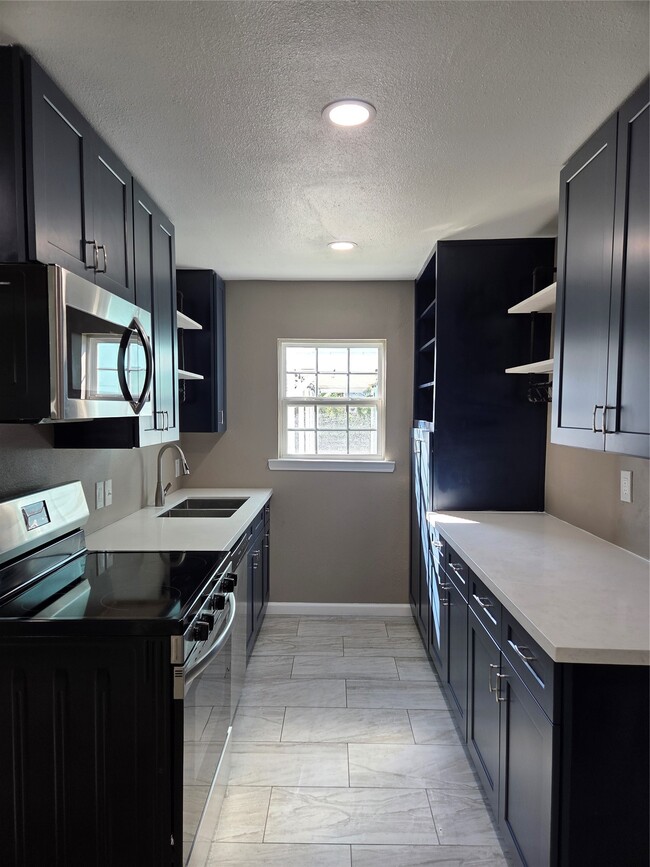 Building Photo - 619 13th St