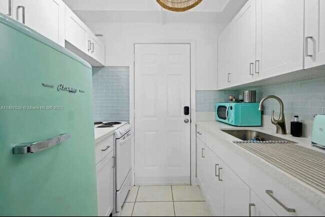 Building Photo - 3030 Collins Ave