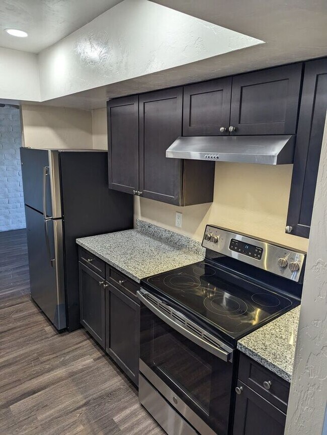 Building Photo - Two bedroom central location with AC and c...