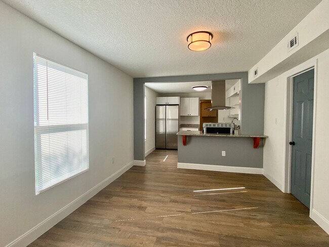 Building Photo - First Floor 2 Bed, 1 Bath Duplex in Eustis!