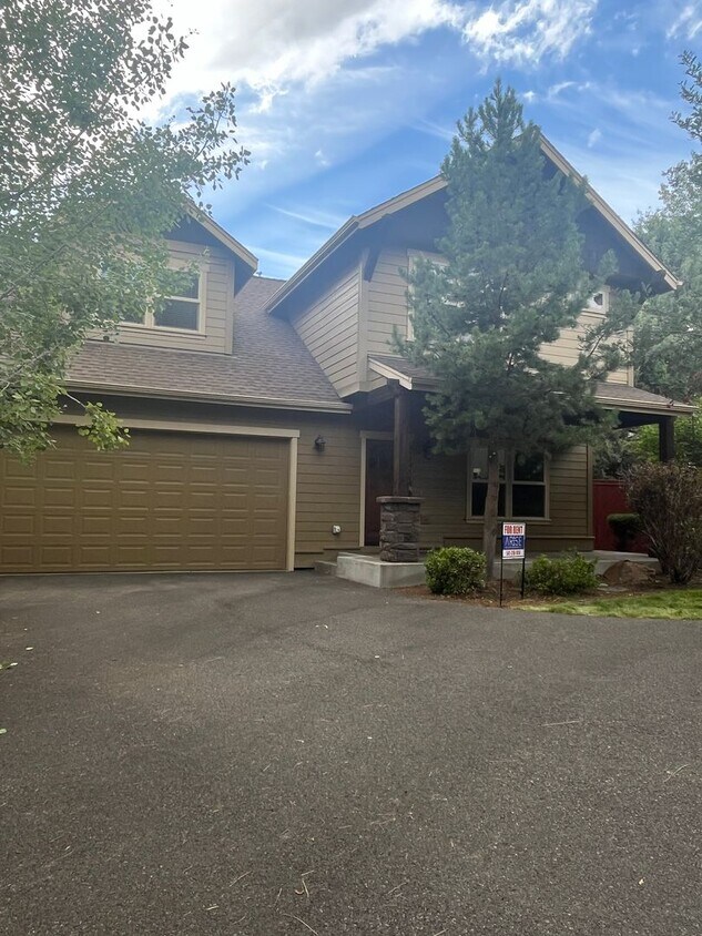 Primary Photo - Beautiful two story home with 3 bedrooms a...
