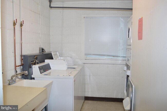 Foto del edificio - 3991 Lyndhurst Dr