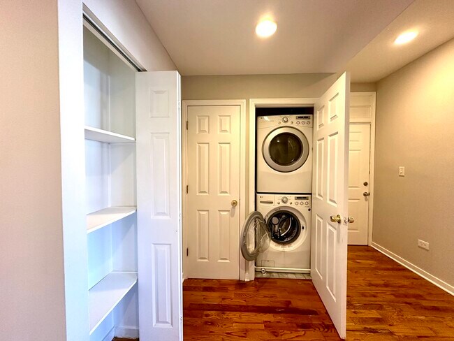 Foto del edificio - 2409 N Ridgeway Ave