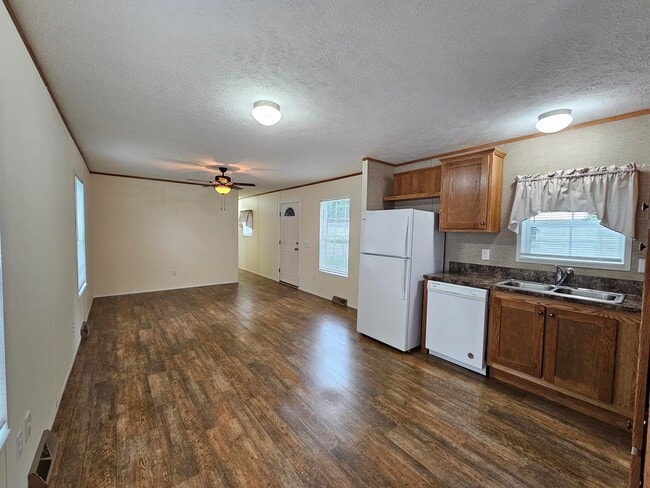 Building Photo - 211 Flower Dr