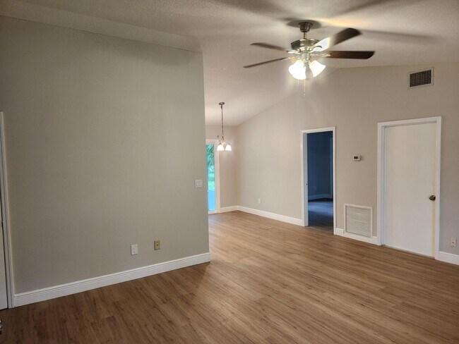 Foto del edificio - 1750 Fairlight St NW