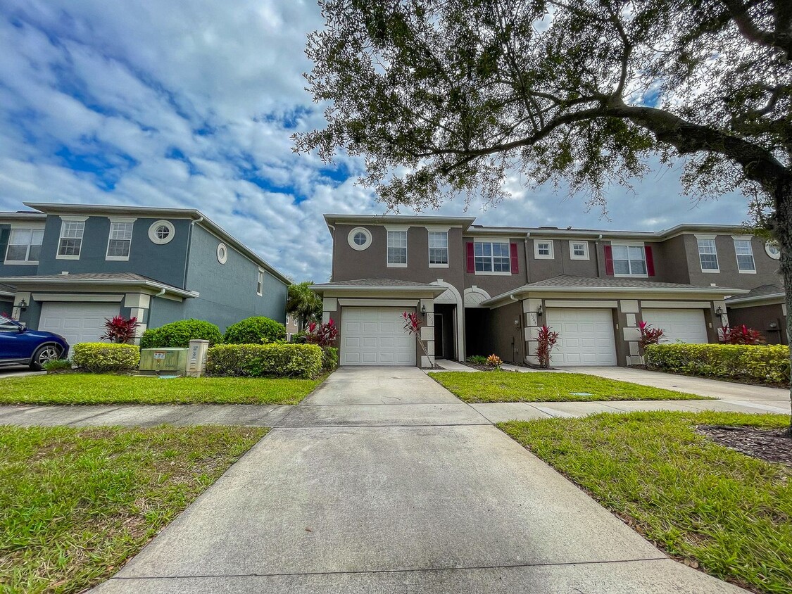 Primary Photo - Beautiful 2 Bedroom Townhouse Style Condo ...