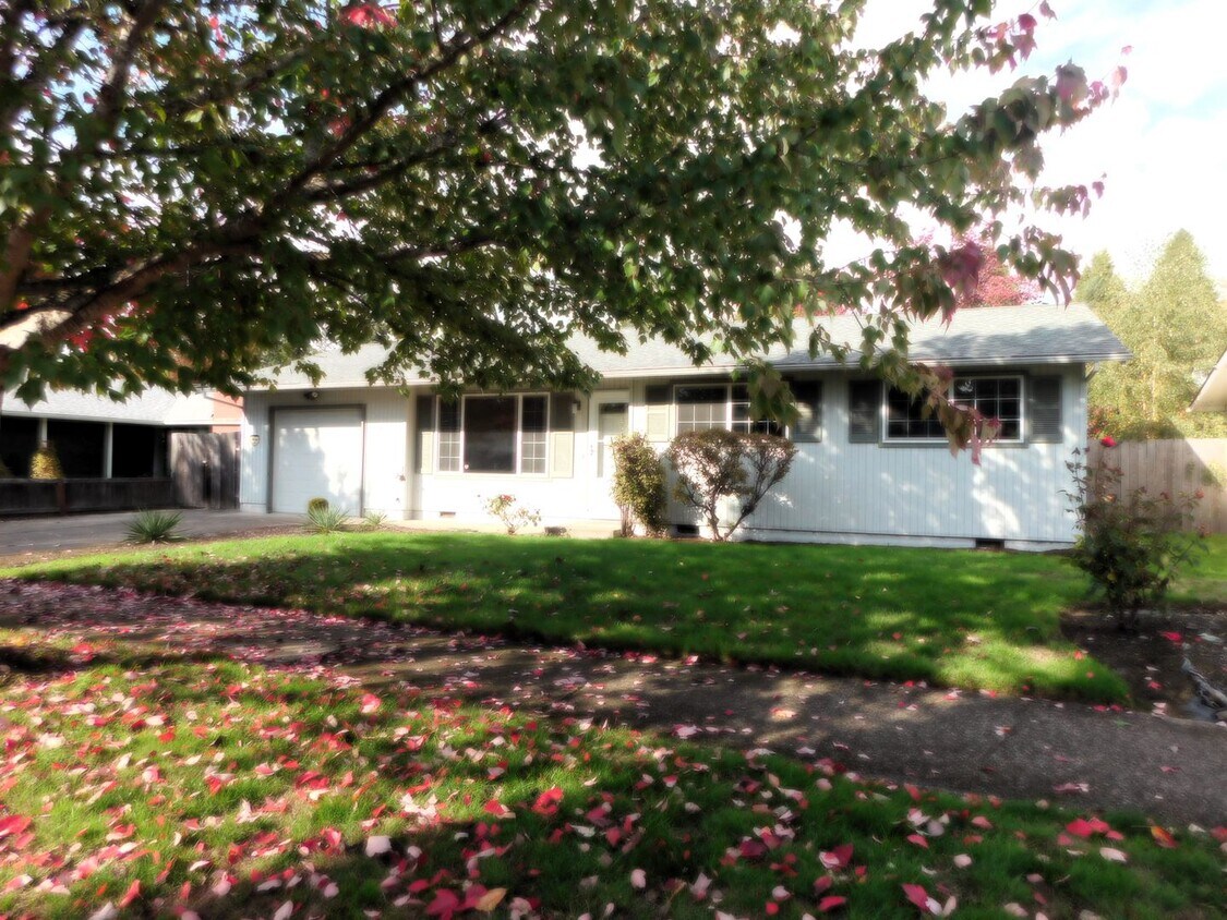 Primary Photo - Beautiful 4 Bedroom, 1-1/2 Bathroom Home W...